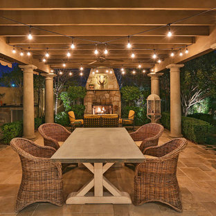 Idee per un patio o portico vittoriano con piastrelle e una pergola