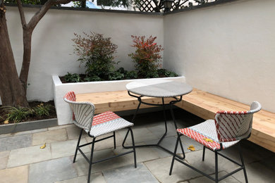 Ejemplo de patio moderno pequeño en patio con adoquines de piedra natural