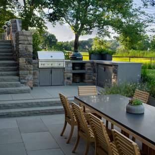 Immagine di un grande patio o portico rustico dietro casa con pavimentazioni in cemento e nessuna copertura
