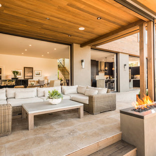 Imagen de patio contemporáneo, de tamaño medio, en patio trasero y anexo de casas, con suelo de baldosas