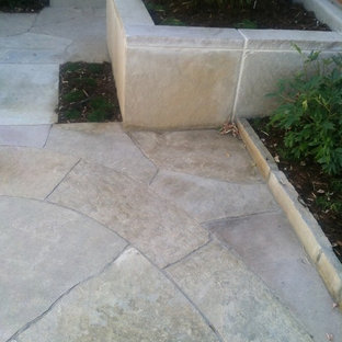 Idee per un piccolo patio o portico etnico dietro casa con pavimentazioni in pietra naturale