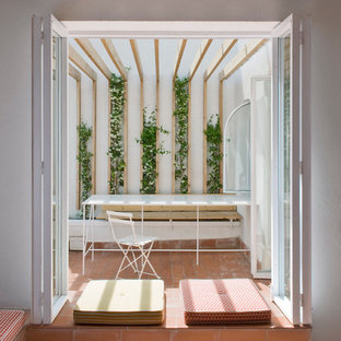 Modelo de patio nórdico, pequeño, en patio trasero, con pérgola y suelo de baldosas