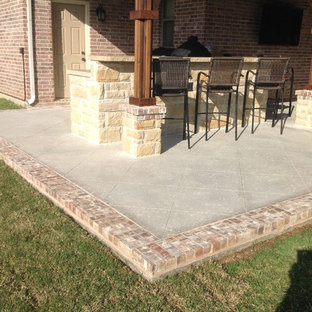 Ispirazione per un grande patio o portico stile americano dietro casa con lastre di cemento e una pergola
