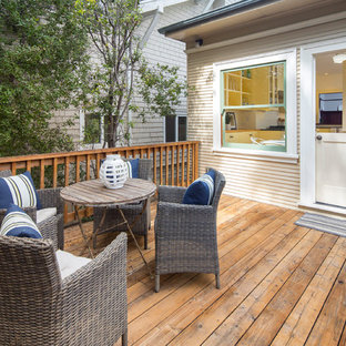 Idee per un patio o portico american style di medie dimensioni e dietro casa con pedane e nessuna copertura