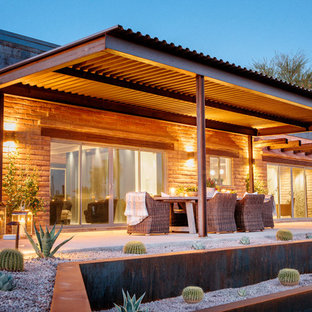 Idee per un patio o portico american style dietro casa con lastre di cemento e una pergola