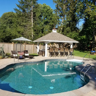 Immagine di un grande patio o portico chic dietro casa con un gazebo o capanno e pavimentazioni in pietra naturale