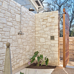 Immagine di un grande patio o portico chic in cortile con graniglia di granito