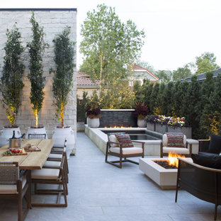 Esempio di un grande patio o portico design in cortile con un focolare, pavimentazioni in pietra naturale e nessuna copertura