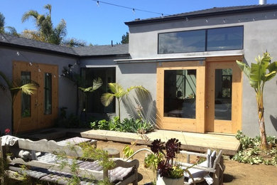 Стильный дизайн: большой двор на внутреннем дворе в современном стиле с растениями в контейнерах и настилом без защиты от солнца - последний тренд