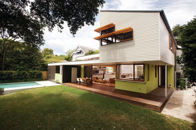 Idee per un patio o portico minimal di medie dimensioni e dietro casa con pedane e un tetto a sbalzo