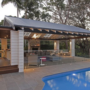 Diseño de patio contemporáneo, grande, en patio trasero, con brasero y cenador