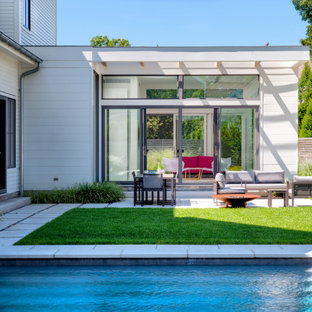 Idee per un patio o portico nordico di medie dimensioni e dietro casa con un focolare e nessuna copertura