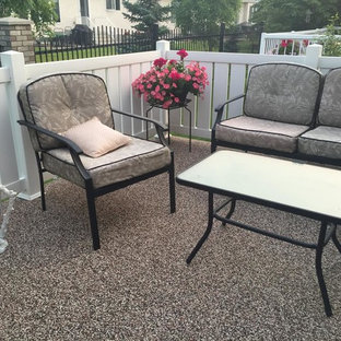Immagine di un patio o portico classico di medie dimensioni e dietro casa con graniglia di granito e nessuna copertura