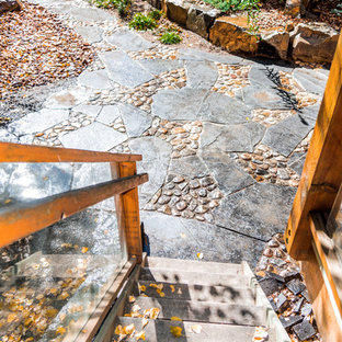 Ispirazione per un piccolo patio o portico shabby-chic style dietro casa con un focolare, pavimentazioni in pietra naturale e nessuna copertura