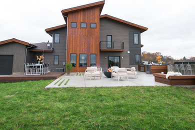 Imagen de patio moderno grande sin cubierta en patio trasero con cocina exterior y losas de hormigón