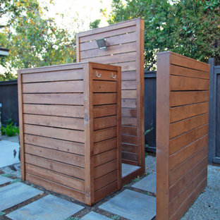 Modelo de patio minimalista, grande, en patio trasero, con ducha exterior, adoquines de hormigón y cenador