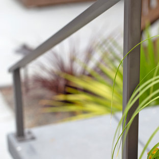 Diseño de patio minimalista, grande, en patio trasero, con jardín de macetas, losas de hormigón y cenador