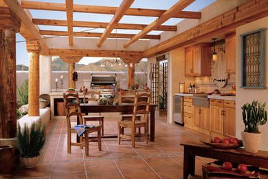 Diseño de patio de estilo americano de tamaño medio con cocina exterior, suelo de baldosas y pérgola