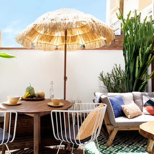 Diseño de patio mediterráneo, sin cubierta, con jardín de macetas