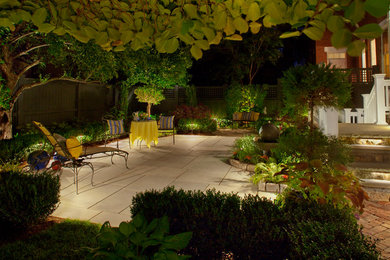 Modelo de patio clásico de tamaño medio sin cubierta en patio trasero con adoquines de hormigón