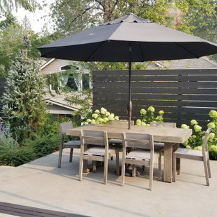 Ispirazione per un patio o portico design con lastre di cemento