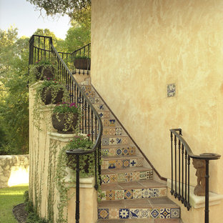 Immagine di un grande patio o portico mediterraneo in cortile con pavimentazioni in pietra naturale e un tetto a sbalzo