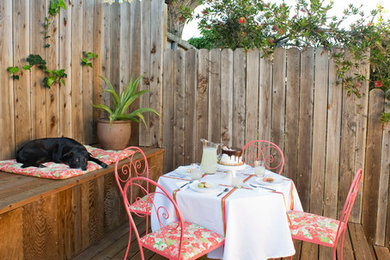 Diseño de patio bohemio de tamaño medio sin cubierta en patio trasero con entablado