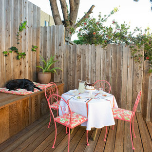 Idee per un patio o portico boho chic di medie dimensioni e dietro casa con pedane e nessuna copertura