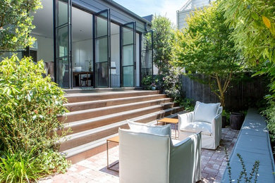 Mid-sized trendy courtyard patio photo in San Francisco