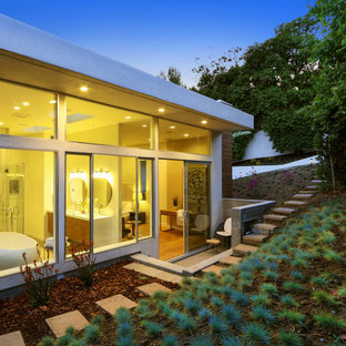 Immagine di un patio o portico moderno di medie dimensioni e davanti casa con pavimentazioni in cemento