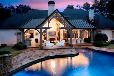 Foto di un grande patio o portico design dietro casa con pavimentazioni in pietra naturale e un tetto a sbalzo