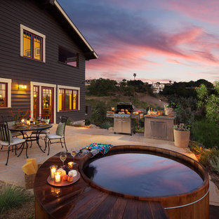 Ispirazione per un patio o portico american style dietro casa