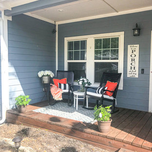 Idee per un piccolo patio o portico country davanti casa con pedane e un tetto a sbalzo