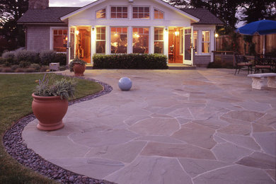 Imagen de patio marinero grande sin cubierta en patio trasero con adoquines de piedra natural