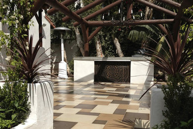 ロサンゼルスにある地中海スタイルのおしゃれなテラス・中庭の写真