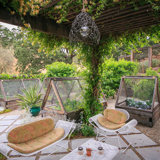 Idee per un patio o portico rustico con pavimentazioni in cemento e una pergola