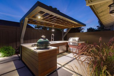 Example of a transitional patio design in San Francisco