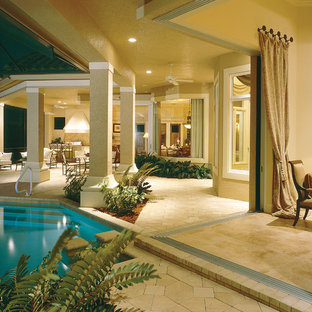 Idee per un grande patio o portico mediterraneo dietro casa con fontane, pavimentazioni in pietra naturale e un tetto a sbalzo