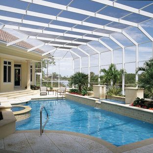 Idee per un ampio patio o portico mediterraneo dietro casa con fontane, pavimentazioni in pietra naturale e un tetto a sbalzo