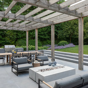 Landhausstil Pergola hinter dem Haus mit Outdoor-Küche in New York