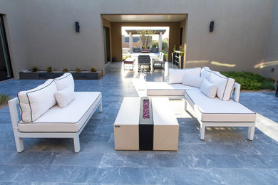 Идея дизайна: большой двор на внутреннем дворе в стиле модернизм с местом для костра и покрытием из каменной брусчатки без защиты от солнца