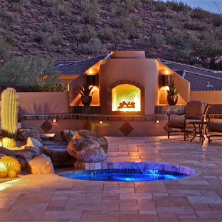Esempio di un grande patio o portico american style dietro casa con un focolare, pavimentazioni in cemento e nessuna copertura