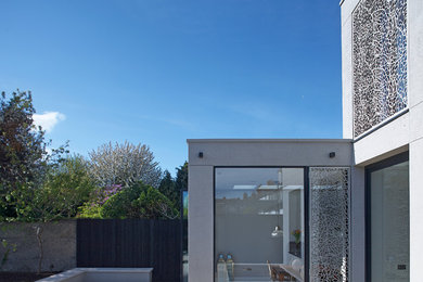 Design ideas for a contemporary patio in Dublin.