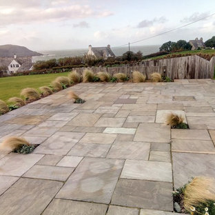 Ispirazione per un grande patio o portico nordico dietro casa con pavimentazioni in pietra naturale