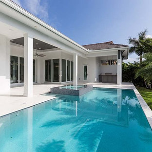 Idee per un patio o portico tradizionale di medie dimensioni e dietro casa con un tetto a sbalzo