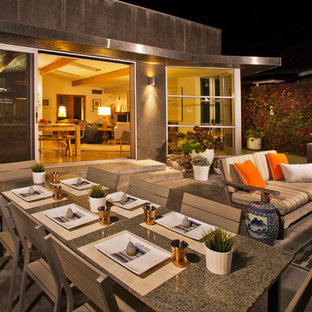 Foto di un grande patio o portico minimalista dietro casa con cemento stampato e nessuna copertura