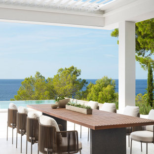Diseño de patio actual con pérgola