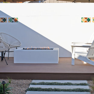 Foto di un patio o portico mediterraneo di medie dimensioni e dietro casa con un focolare, pedane e una pergola