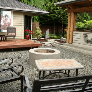 Foto di un patio o portico etnico di medie dimensioni e dietro casa con ghiaia, un gazebo o capanno e un focolare