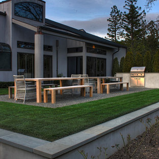 Idee per un ampio patio o portico moderno dietro casa con ghiaia